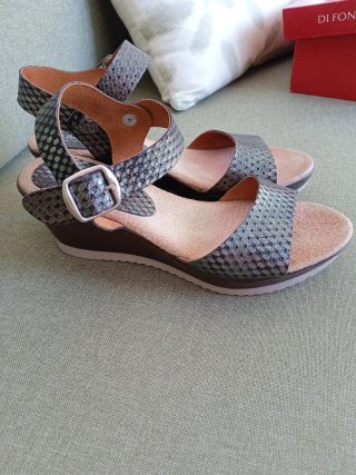 Sandalias cuña doradas y plateadas