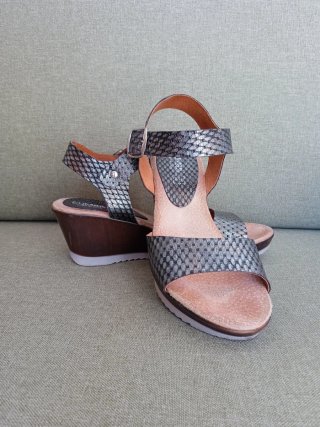 Sandalias cuña doradas y plateadas