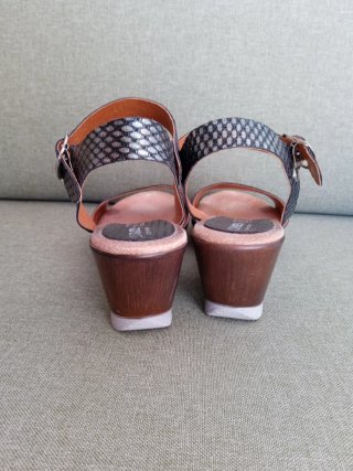 Sandalias cuña doradas y plateadas