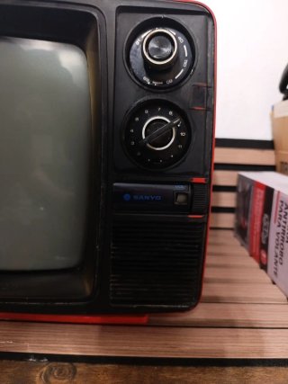 Televisor Sanyo Vintage Rojo y Negro