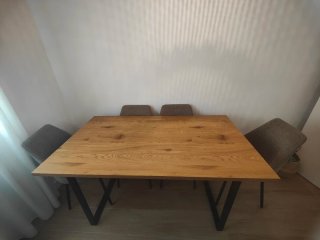 Mesa de comedor de madera y metal