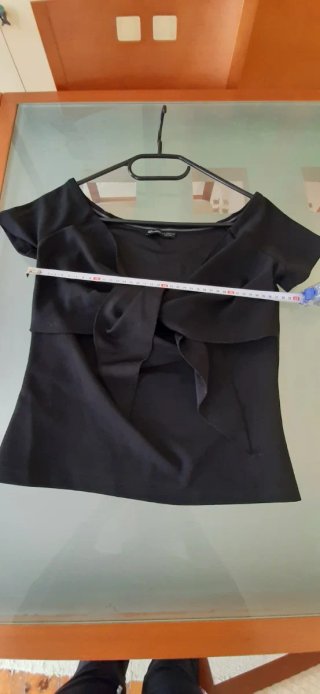 Camiseta negra con nudo frontal