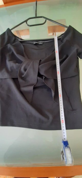 Camiseta negra con nudo frontal