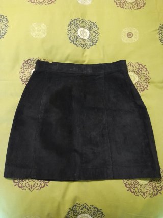 Falda de cuero negra con hebillas