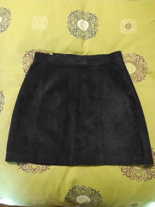 Falda de cuero negra con hebillas