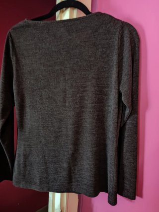 Jersey gris con flor brillante