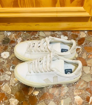 Zapatillas Veja Blancas y Beige. Como nuevas