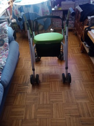 Andador con asiento y ruedas
