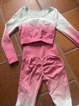 Conjunto deportivo: mallas y top