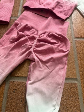 Conjunto deportivo: mallas y top