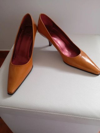 Zapatos de tacón naranja y fucsia
