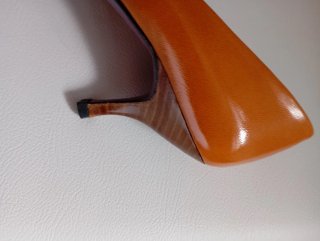 Zapatos de tacón naranja y fucsia