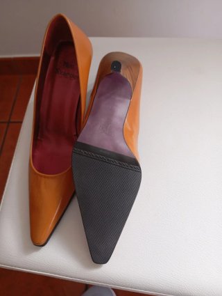 Zapatos de tacón naranja y fucsia