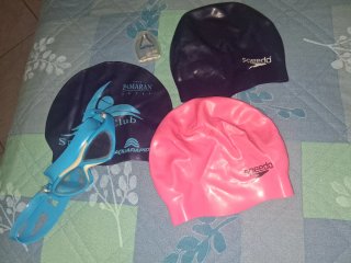 Set accessori nuoto: occhialini e cuffie