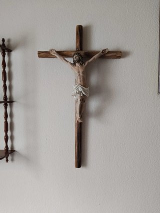 Crucifijo de pared de madera