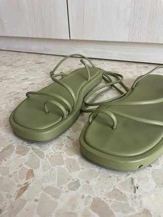 Sandalias Pull and Bear verdes atadas