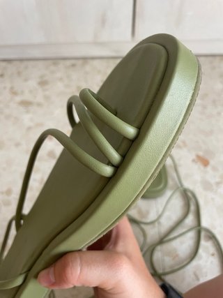 Sandalias Pull and Bear verdes atadas