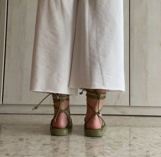 Sandalias Pull and Bear verdes atadas
