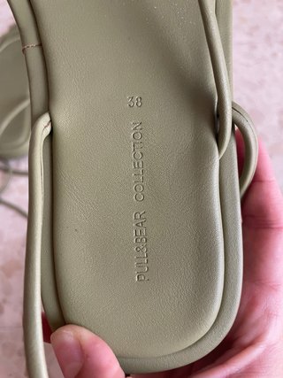 Sandalias Pull and Bear verdes atadas