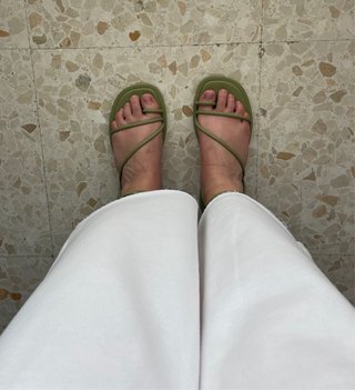 Sandalias Pull and Bear verdes atadas