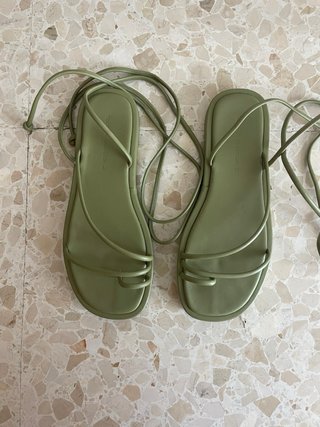 Sandalias Pull and Bear verdes atadas