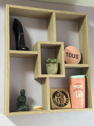 Estantería de madera beige y marrón