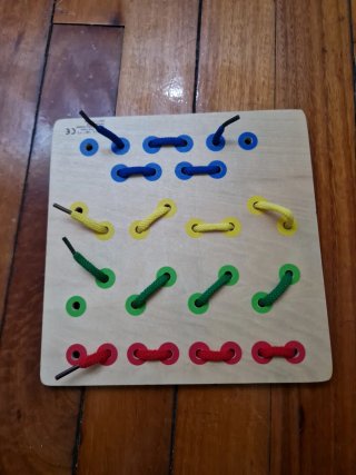 Juego de enhebrar infantil