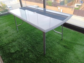Mesa de terraza gris y transparente