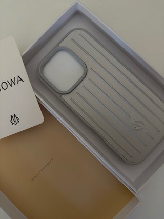 Funda iPhone 16 pro RIMOWA plateada