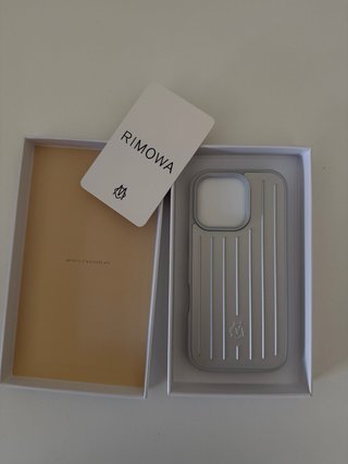 Funda iPhone 16 pro RIMOWA plateada