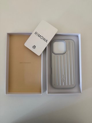 Funda iPhone 16 pro RIMOWA plateada