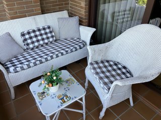 Sofá y sillón de mimbre para terraza