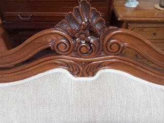 Sofá antiguo de madera y tela beige