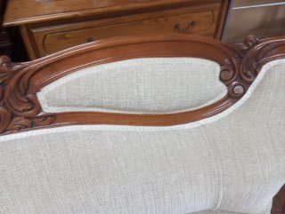 Sofá antiguo de madera y tela beige