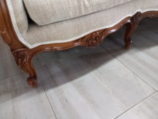 Sofá antiguo de madera y tela beige