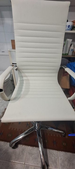 Silla de oficina alta blanca y plateada
