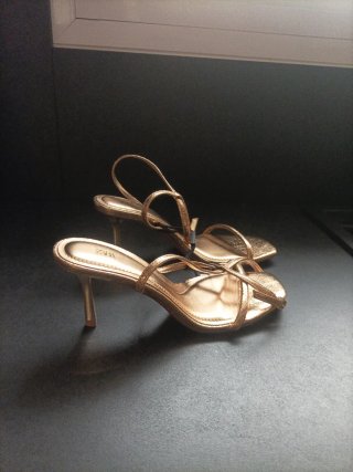 Sandalias Zara doradas Talla 37