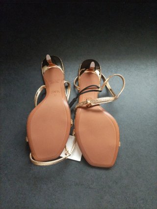 Sandalias Zara doradas Talla 37