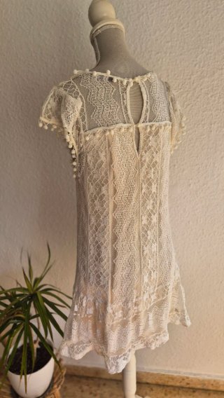 Vestido blanco de encaje con pompones