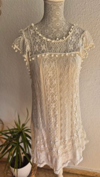 Vestido blanco de encaje con pompones