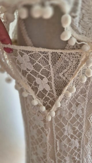 Vestido blanco de encaje con pompones