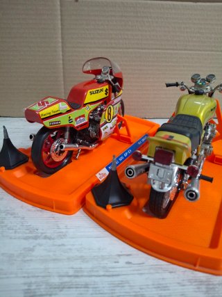 Moto da collezione Honda CBX e Suzuki GP