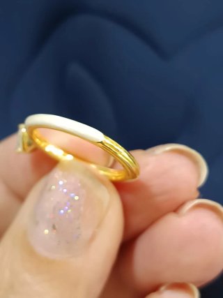 Anillo dorado con corazón brillante