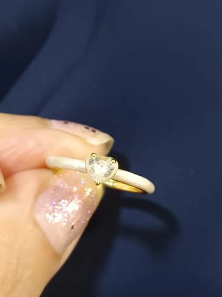 Anillo dorado con corazón brillante