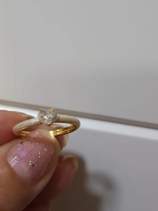 Anillo dorado con corazón brillante