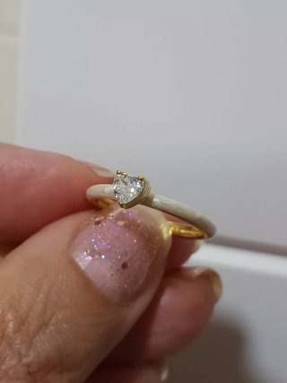 Anillo dorado con corazón brillante
