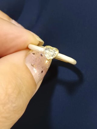Anillo dorado con corazón brillante