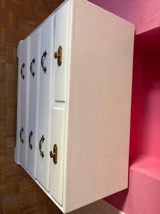 Cómoda cajonera blanca y dorada