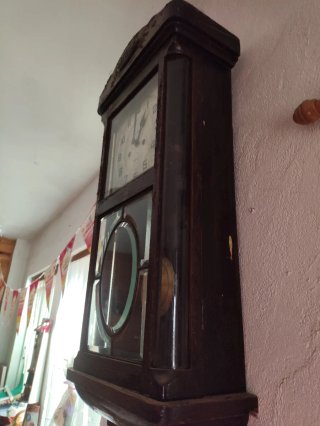 Reloj de pared antiguo de madera