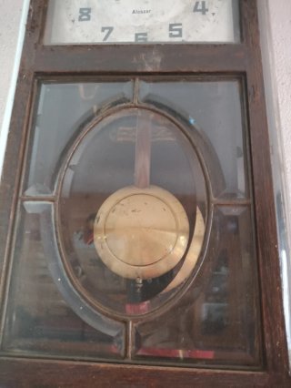 Reloj de pared antiguo de madera